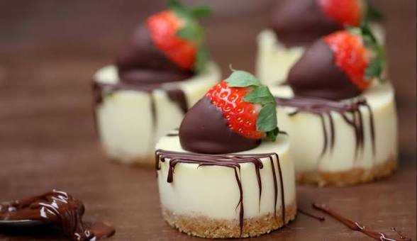 Pastelitos de chocolate blanco y queso con fresa