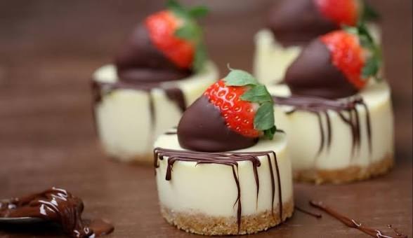 Pastelitos de chocolate blanco y queso con fresa